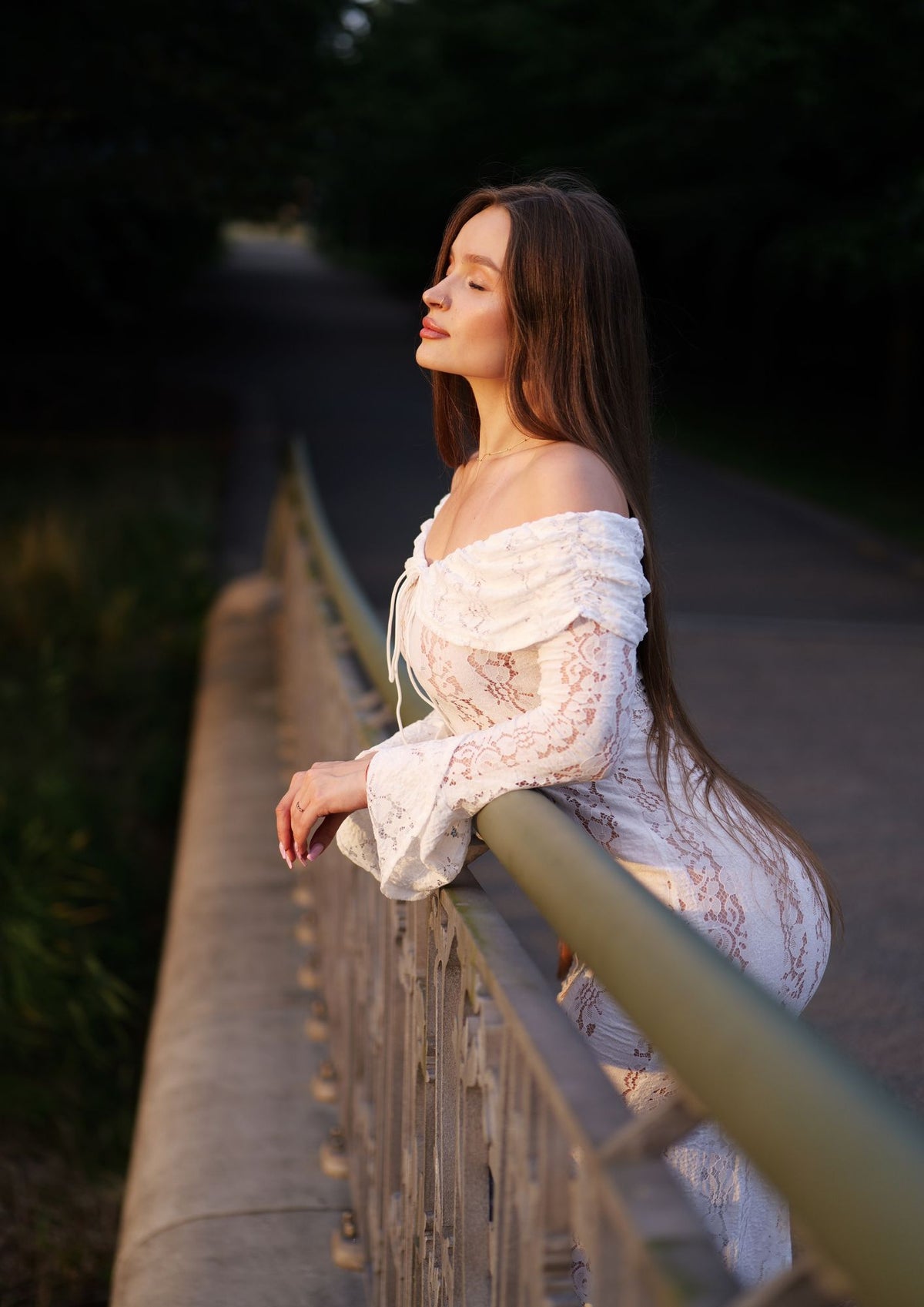 Persoonlijk portret van Diana leunend tegen een brug tijdens een branding fotoshoot