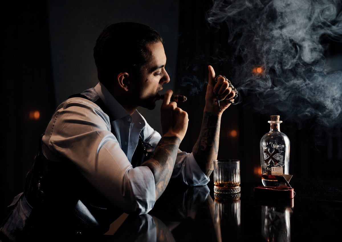 Cinematic editorial portret met warme lichtaccenten en donkere compositie