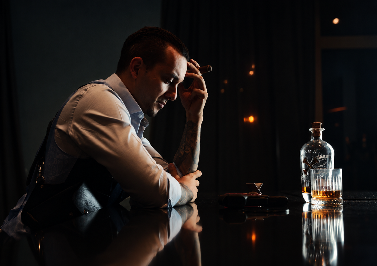Creatief mannenportret uit de OMERTÀ fotoserie met filmische sfeer